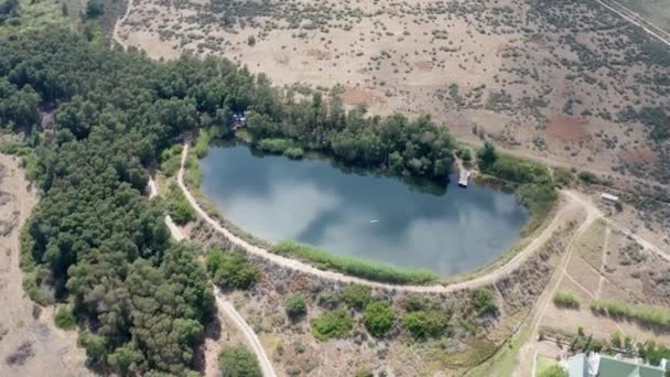 Imágenes aéreas de un lago en medio de la nada — Vídeos de Stock