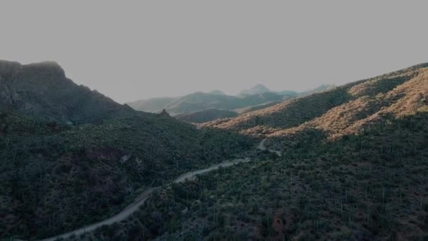 山と山の間の道路の空撮 — ストック動画