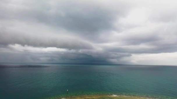 Tiro aéreo de uma costa de ilha com vista para o mar aberto — Vídeo de Stock