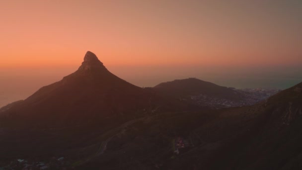 Vista aérea das montanhas costeiras da cidade de cabo — Vídeo de Stock