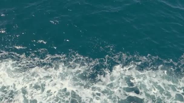 Εναέρια άποψη των γαλάζιων νερών της θάλασσας — Αρχείο Βίντεο