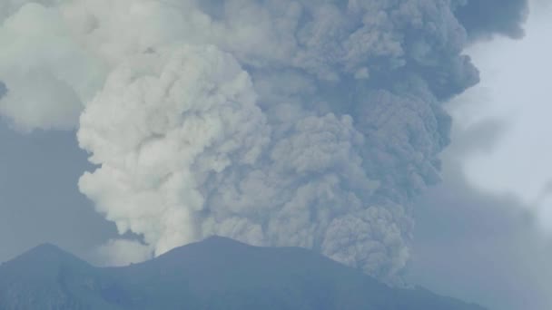 噴火した火山が火山灰を空中に噴出し — ストック動画