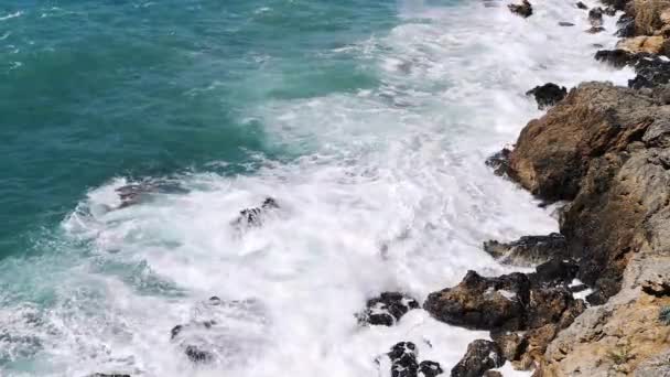 Große Wellen krachen auf Felsen — Stockvideo