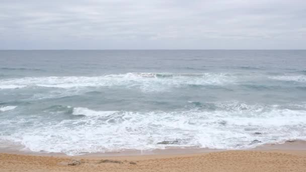 Большие волны рвутся к берегу — стоковое видео