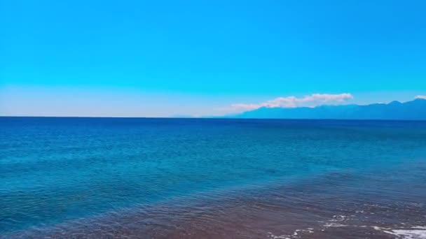 Синее море под голубым небом — стоковое видео