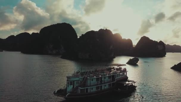 Лодка, стоящая на якоре в море у скалистых островов — стоковое видео