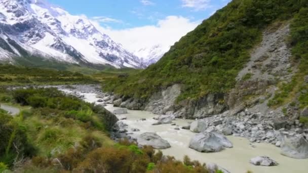 Rocher de rochers rompant le débit d'une rivière dans une vallée — Video