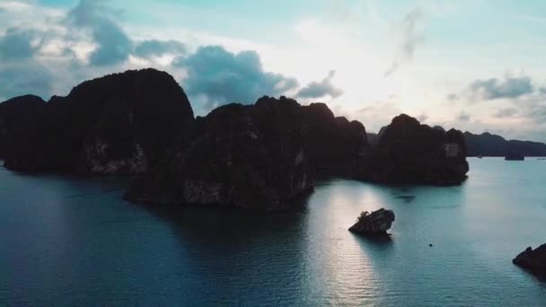 Perahu membawa wisatawan ke alam gunung batu pulau di atas laut — Stok Video