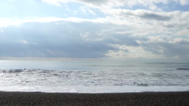 大きな波が海岸に押し寄せ — ストック動画