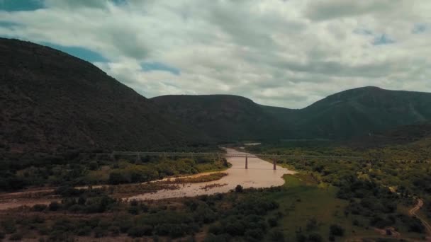 Pont construit traversant une rivière sur une vallée de montagne — Video