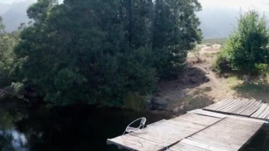 Kuş uçmaz kervan geçmez bir yerdeki gölün drone görüntüleri.