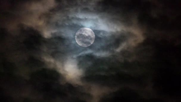 Nuvens escuras sobre a sombra da lua cheia — Vídeo de Stock