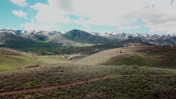 Drone záběry lidí, kteří cestují na horském kole — Stock video