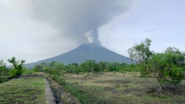 Извержение вулкана, извергающегося пирокластическим материалом — стоковое видео