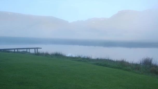 Туманы, покрывающие озеро ранним утром — стоковое видео