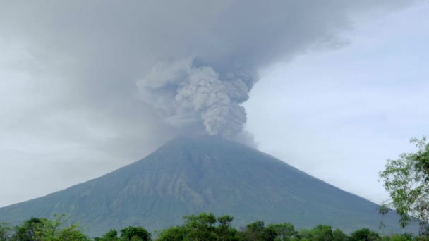 एक सक्रिय ज्वालामुखी का फुटेज — स्टॉक वीडियो