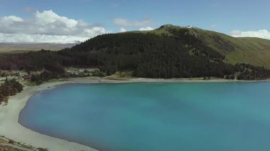 Dağların arasında büyük bir gölün kıyısında