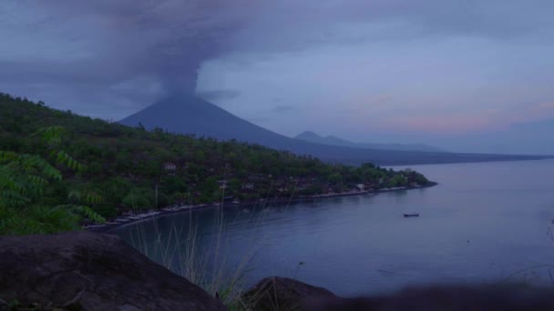 Fernaufnahme eines ausbrechenden Vulkans — Stockvideo