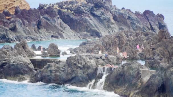 Naturliga rock pool av porto moniz på madeira portugal — Stockvideo
