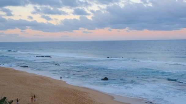 Personas caminando y disfrutando de la playa — Vídeo de stock