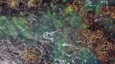 Deniz dalgaları taşar kayalık kıyı şeridini