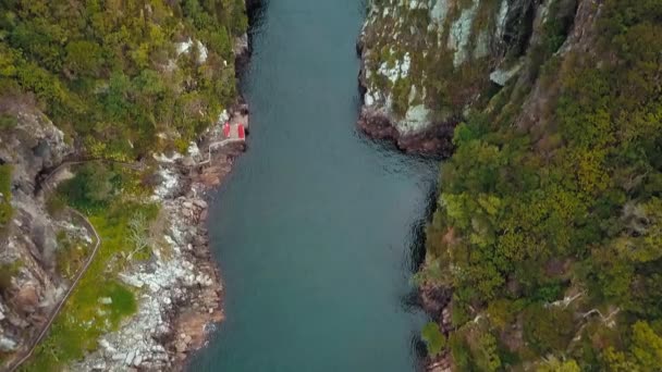 Fluss durchschneidet das Bergtal — Stockvideo