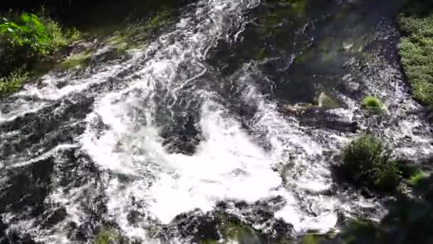 Rivière coulant abondamment à travers les rochers — Video