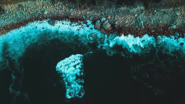 Sea waves crashing on the rocky shore — Stock Video