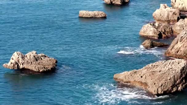 Θαλάσσια κύματα διαβρώνουν τον πυθμένα των βράχων που σχηματίζονται στην ακτή της θάλασσας — Αρχείο Βίντεο