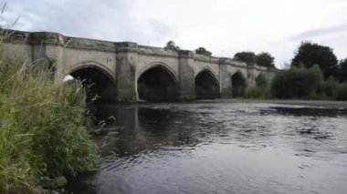 Tüneli olan bir nehir.