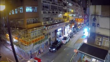 Bir köşe binasında yapı iskelesi olarak kullanılan bambular.