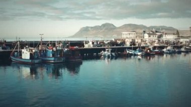 İHA bir deniz limanı rıhtımında uçuyor.