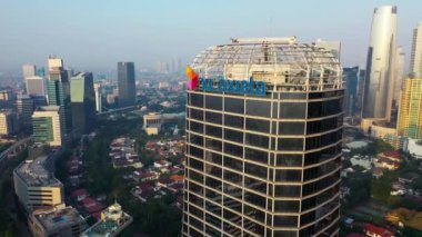 Modern bir binanın insansız hava aracı görüntüleri