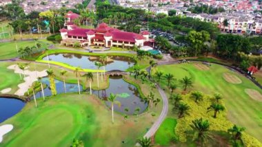 Golf sahası olan bir otelin insansız hava aracı görüntüleri.