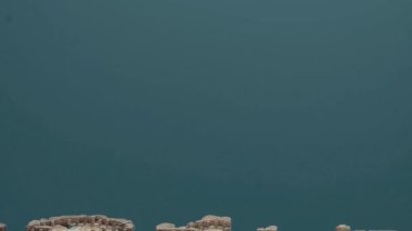 Tepeden tırnağa eski bir harabe görüntüsü.