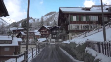 Kışın yol boyunca karlı evler