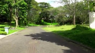 Köyde motosikletle dolaşıyorum.