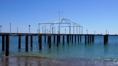 bir güvertede çelik çerçeve