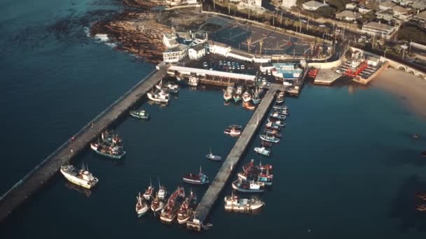 Пристань для рибальських човнів на морському узбережжі — стокове відео