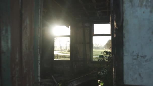 Edificio en ruinas abandonado — Vídeo de stock