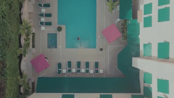 Imágenes aéreas de la zona de la piscina del hotel — Vídeo de stock