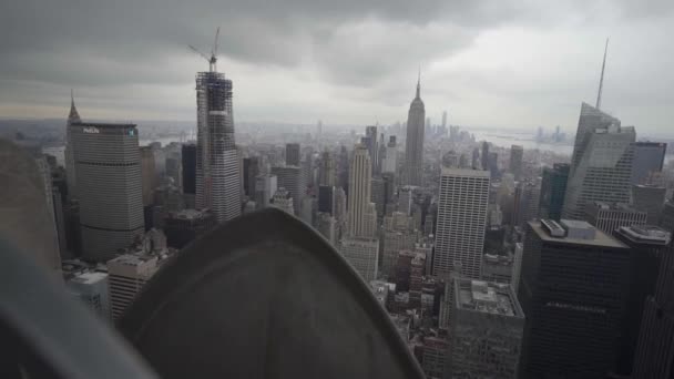 Luchtfoto van het stadsgezicht onder een sombere hemel — Stockvideo