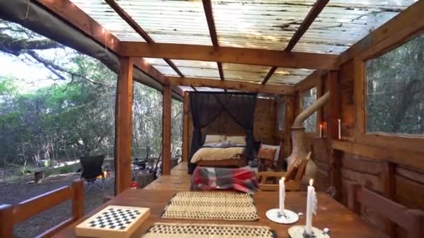 Uma casa de floresta eco amigável construída a partir de madeiras — Vídeo de Stock