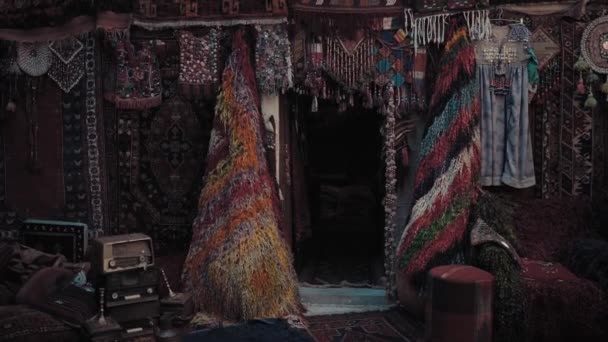 Carpets with different designs on display in a store — Stock Video