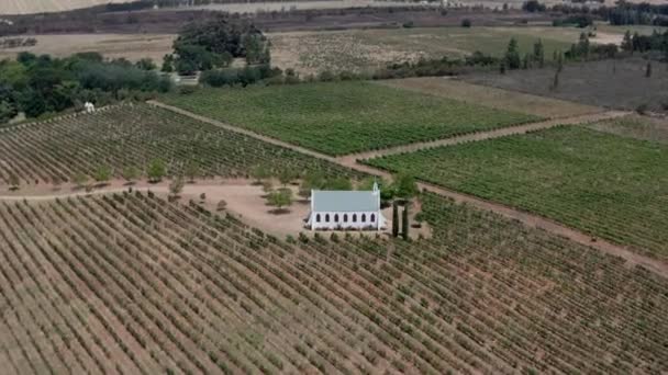 Kapell byggt i mitten av en gård fält — Stockvideo