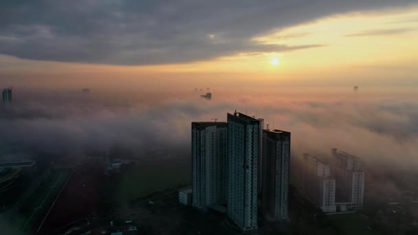 Ciudad cubierta de niebla — Vídeos de Stock