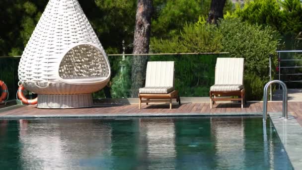 Confortáveis cadeiras lounge ao ar livre no lado da piscina — Vídeo de Stock