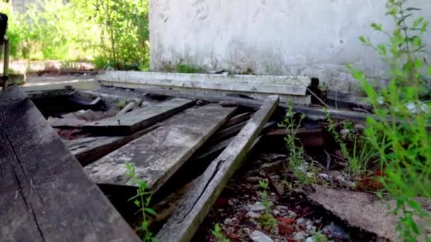 Rozpadající se dřevěná prkna před starou budovou — Stock video