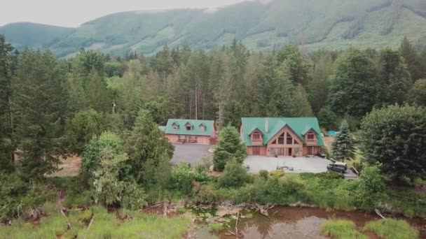 Drone beelden van een verlaten huis in het bos — Stockvideo