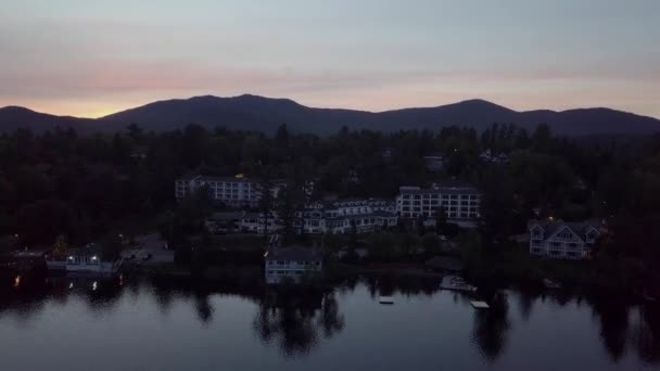 Drónfelvételek egy tó szállodáiról és üdülőhelyéről — Stock videók